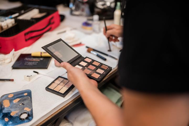 Ile naprawdę zarabia makijazystka? Odkrywamy średnie zarobki w tej branży