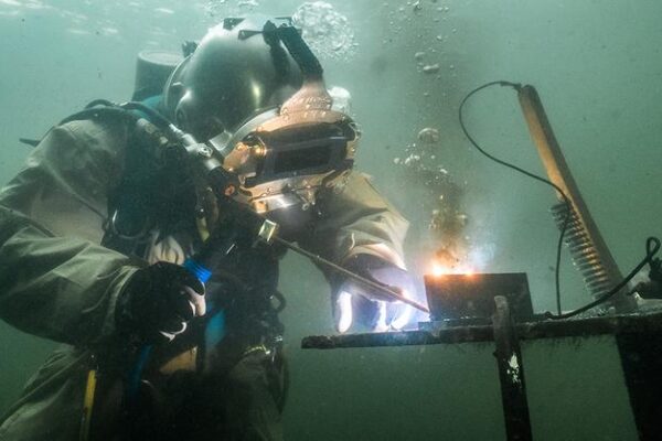 Ile rzeczywiście zarabia spawacz podwodny? Sprawdź aktualne zarobki w branży!