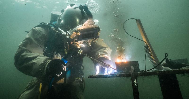 Ile rzeczywiście zarabia spawacz podwodny? Sprawdź aktualne zarobki w branży!