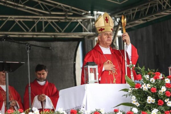 Ile zarabia biskup? Odkryj szczegóły dotyczące wynagrodzenia na tym stanowisku