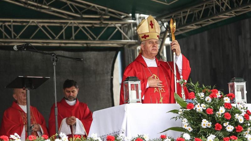 Ile zarabia biskup? Odkryj szczegóły dotyczące wynagrodzenia na tym stanowisku