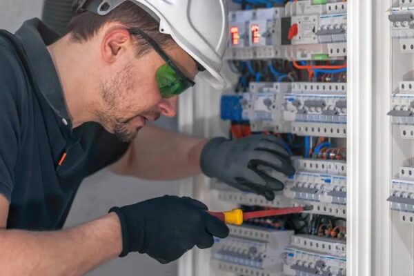 Ile zarabia elektronik? Przeglądamy średnie wynagrodzenia w tej branży