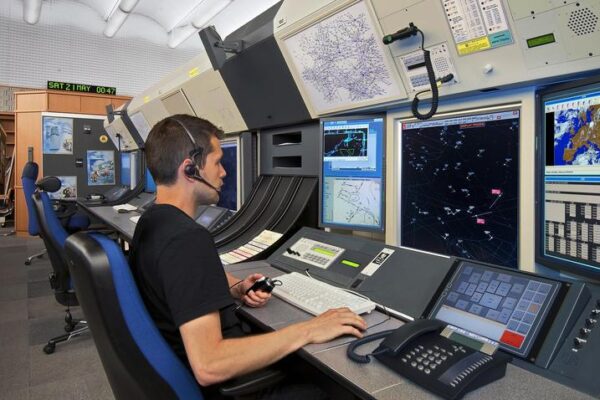 Ile zarabia kontroler ruchu lotniczego? Odkryj średnie zarobki na tym stanowisku