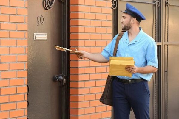 Ile zarabia listonosz? Odkryj stawki na tym stanowisku!