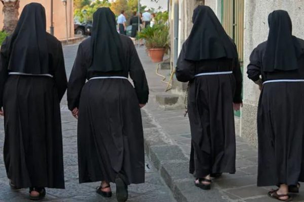 Ile zarabia zakonnica? Odkrywamy średnie zarobki na tym stanowisku