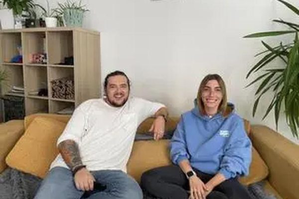 Ile zarabiają uczestnicy Gogglebox? Odkryjmy średnie dochody na tym stanowisku!