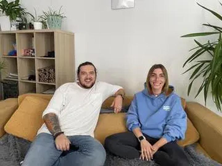 Ile zarabiają uczestnicy Gogglebox? Odkryjmy średnie dochody na tym stanowisku!