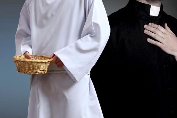 Ile naprawdę zarabia proboszcz? Sprawdzamy średnie zarobki w polskich parafiach