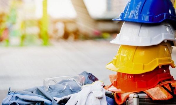 Ile naprawdę zarabia specjalista ds. BHP? Przegląd średnich zarobków w branży