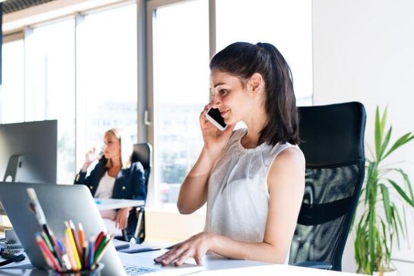 Ile naprawdę zarabia spedytor międzynarodowy? Analizujemy średnie zarobki w branży