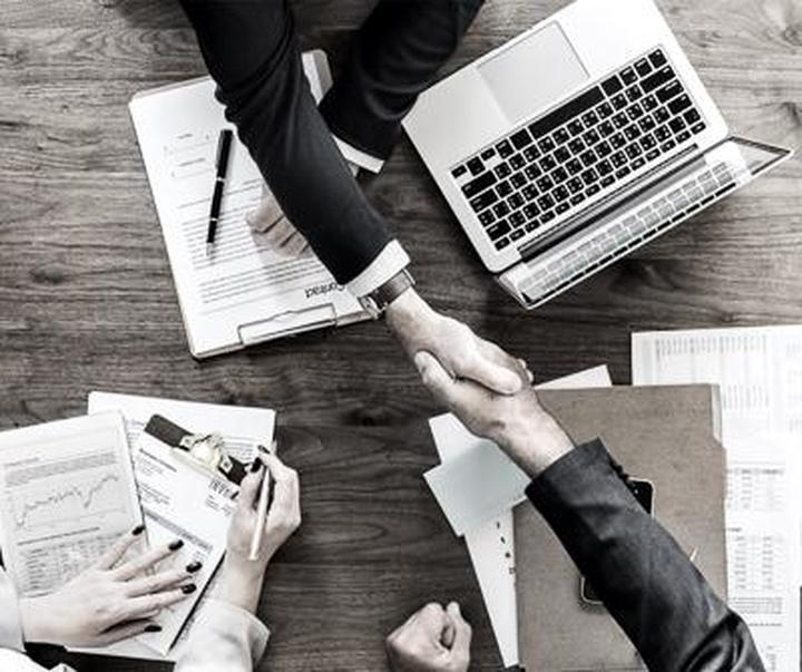 Średnie zarobki doradców