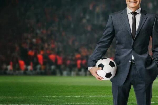 Ile zarabia trener piłki nożnej? Sprawdzamy średnie zarobki w Polsce