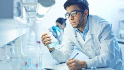Ile zarabia biotechnolog? Poznaj średnie wynagrodzenie w tej branży!