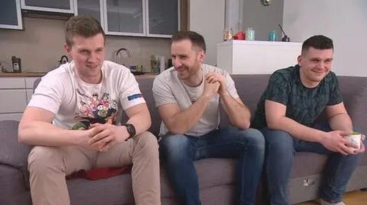 Ile zarabiają uczestnicy Gogglebox? Poznaj średnie zarobki popularnych telewidzów!