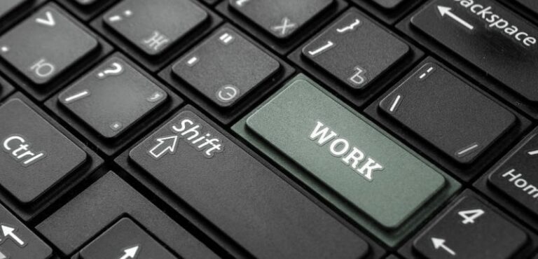 Jak skutecznie dorobić w internecie: sprawdzone sposoby na dodatkowy zarobek