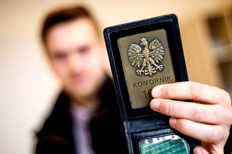 Ile zarabia komornik? Sprawdź aktualne stawki i perspektywy na tym stanowisku